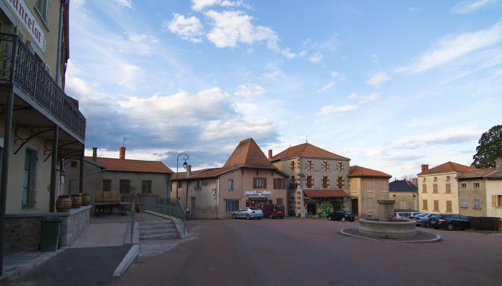 Gites Le Lancelot Ambierle Exterior photo